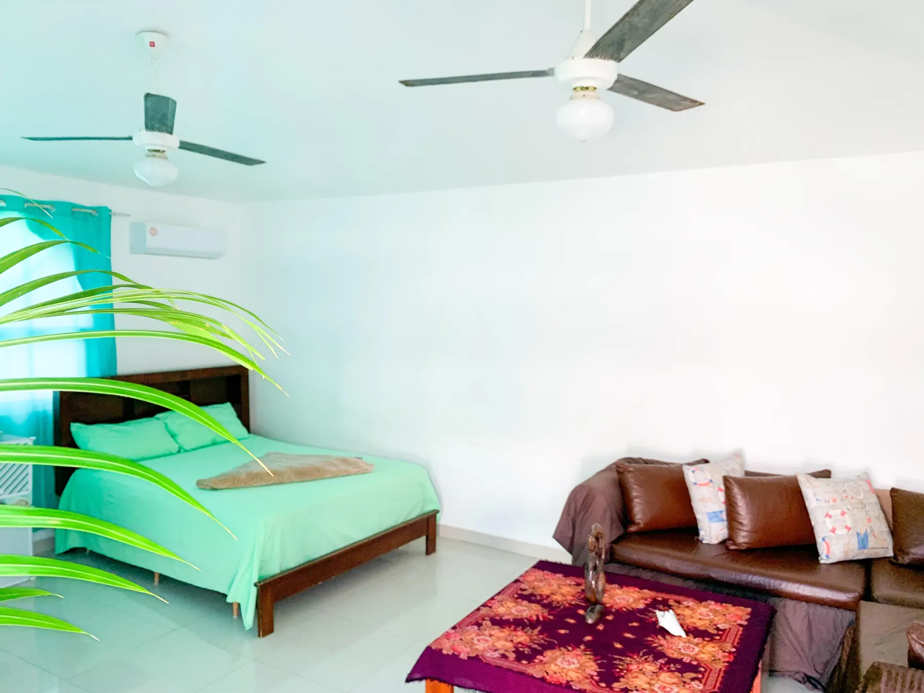 Dormitorio con sofá