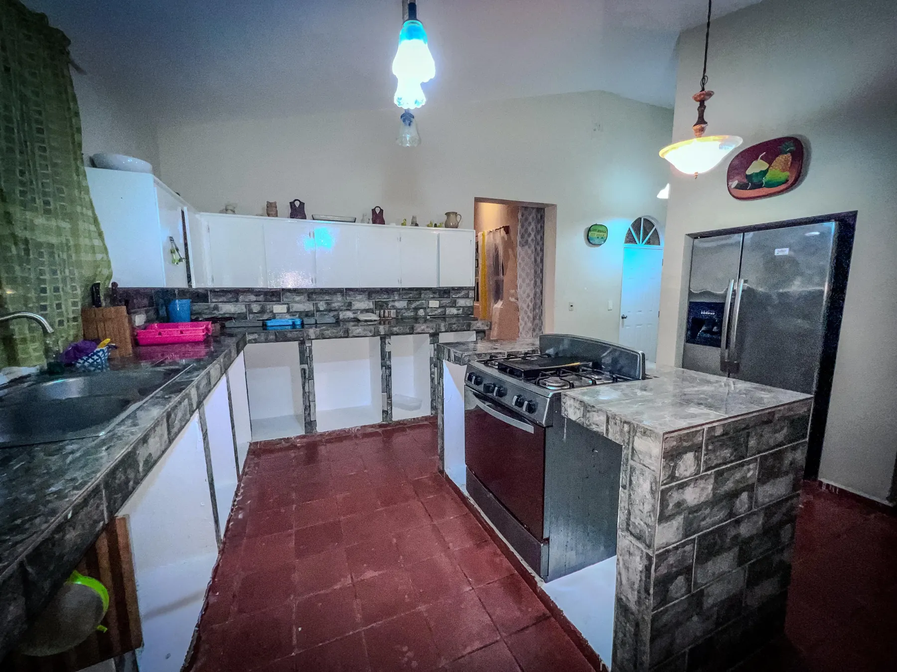 Cocina con isla de piedra