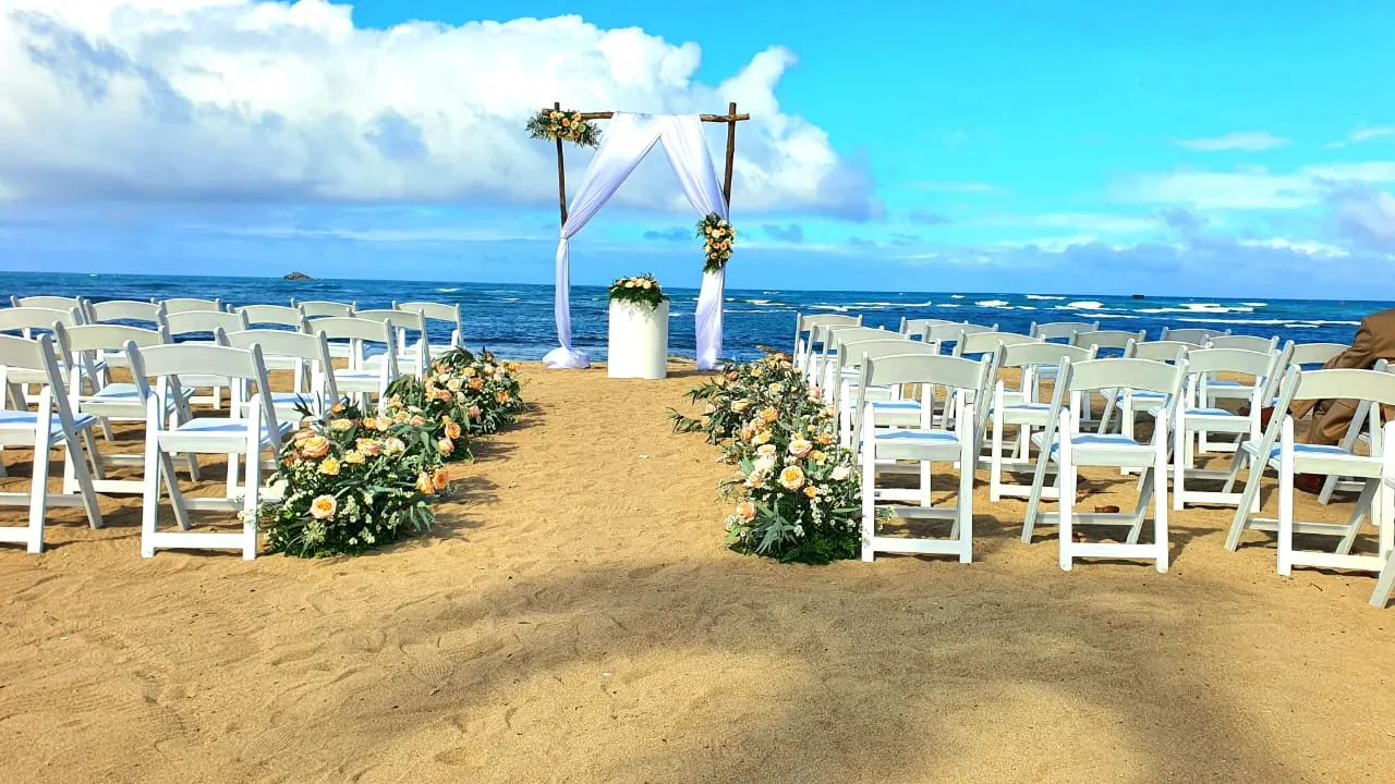 Pasillo nupcial con flores en la playa