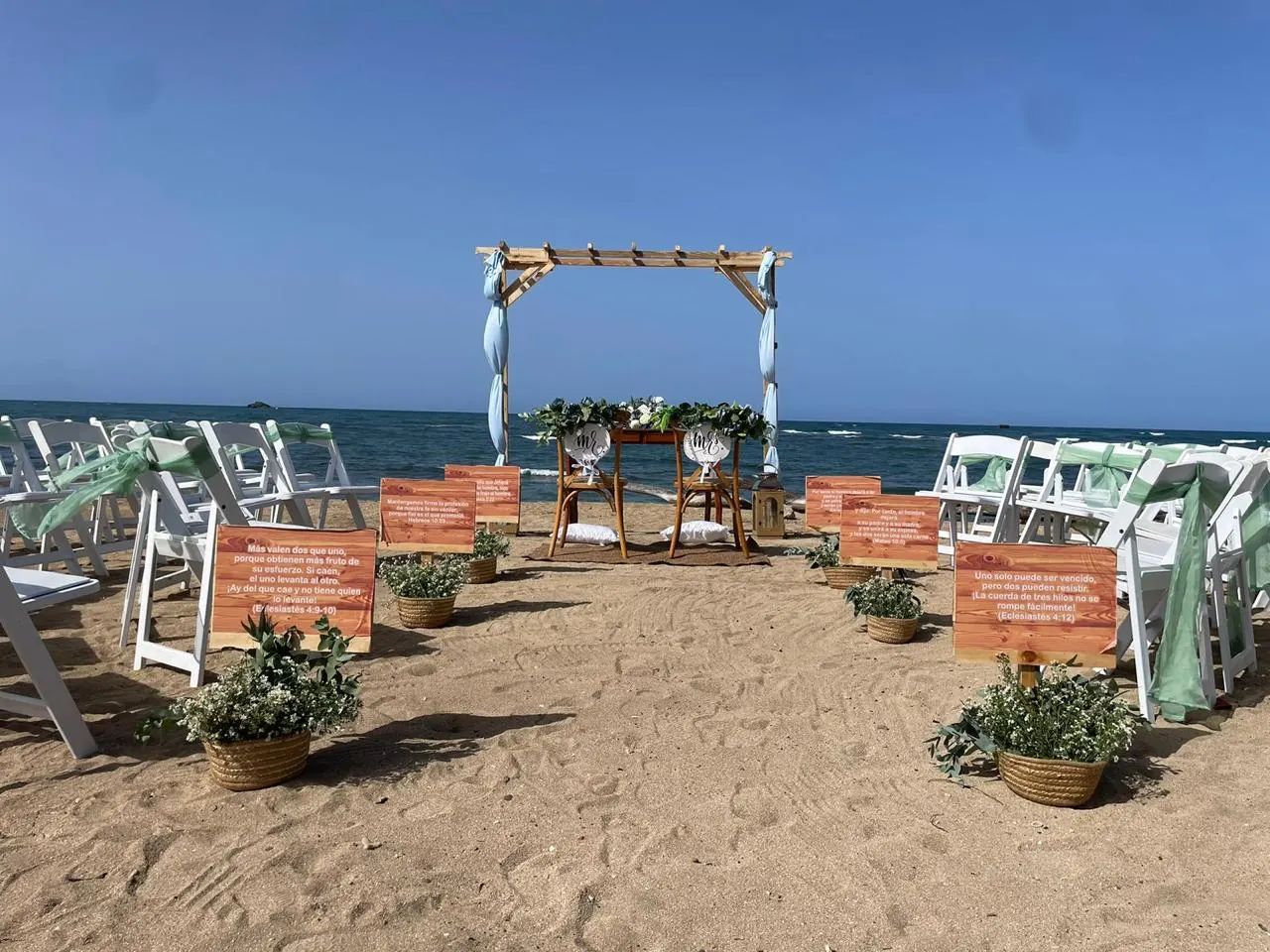 Ceremonia con faroles y flores